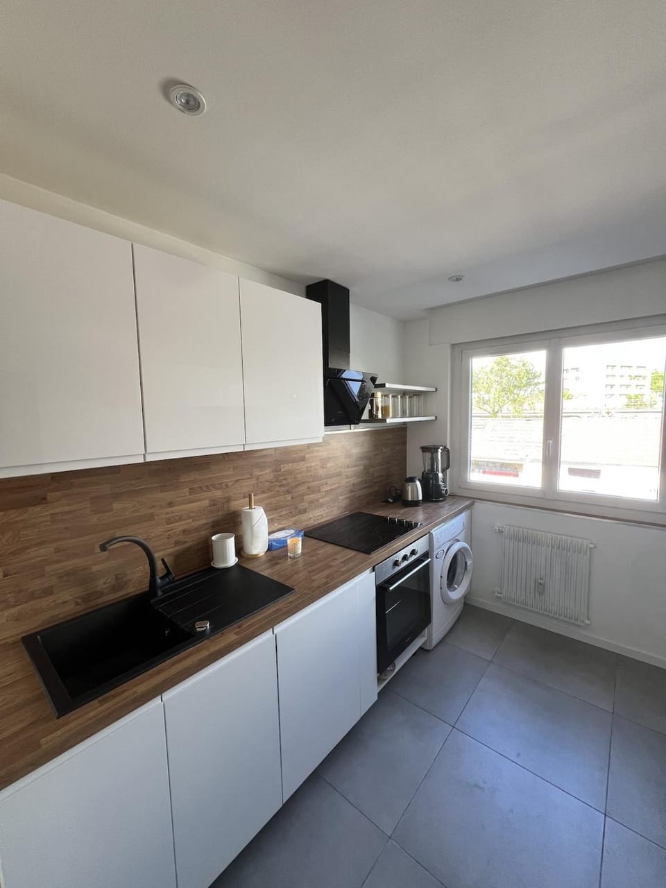 Coffee/tea facilities, Kitchen or kitchenette, stove