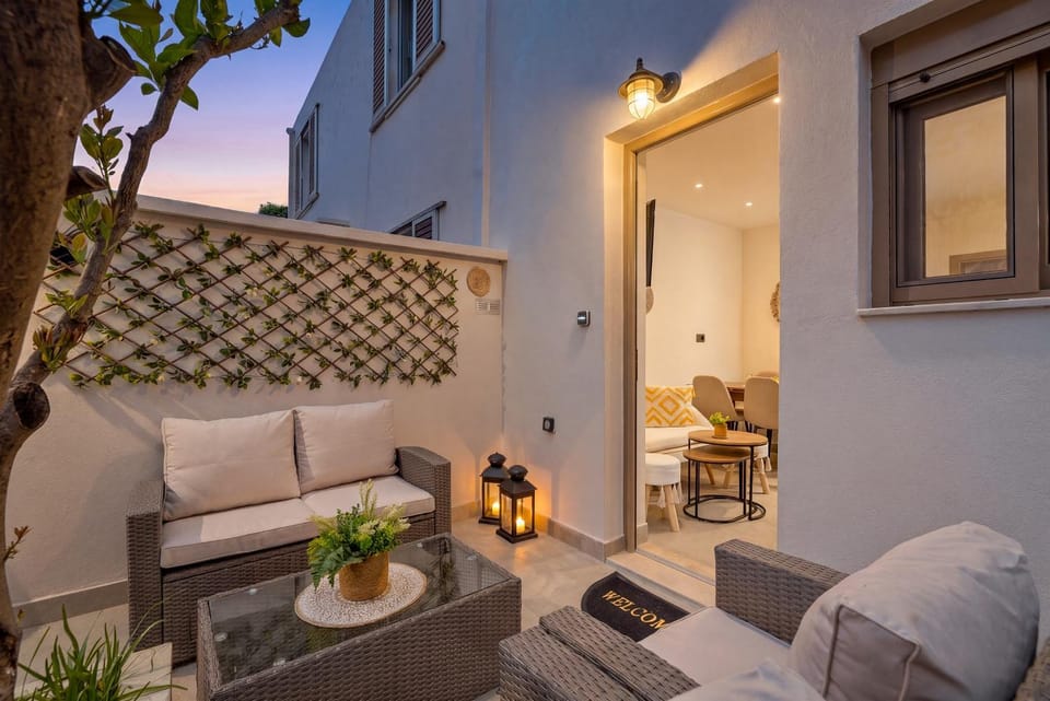 Patio, Balcony/Terrace, Seating area