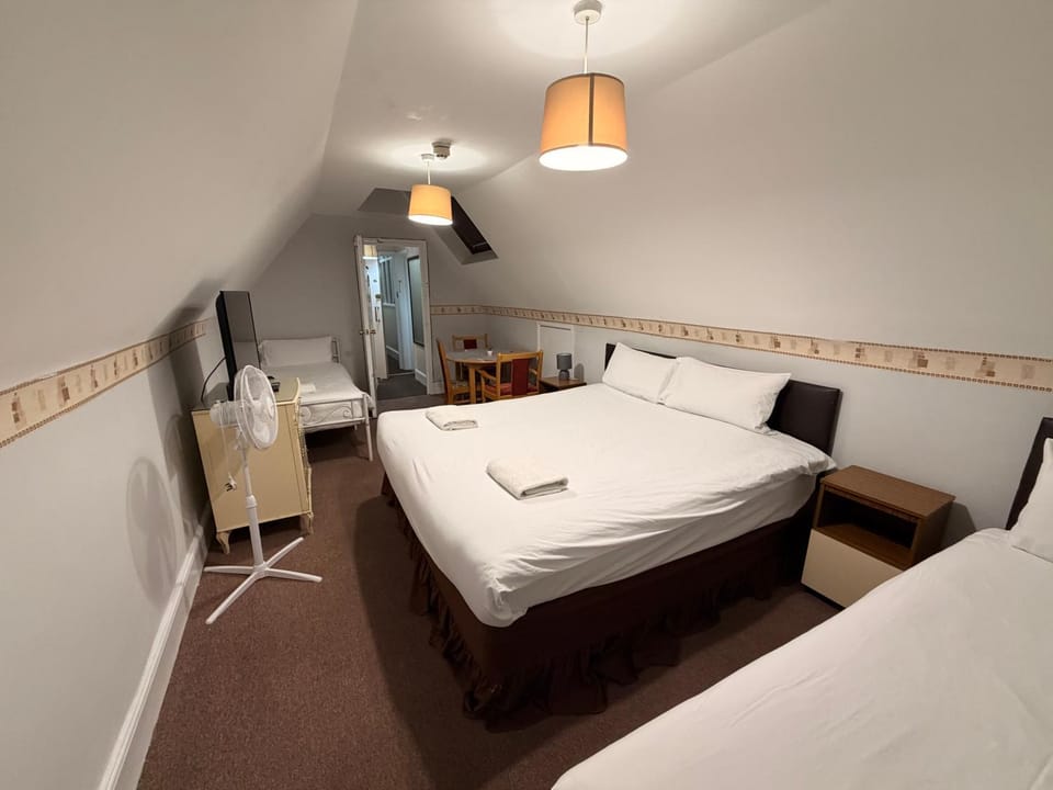 Budget Studio for 4 with Free Parking - 2nd floor Apartment hotel in Gosport