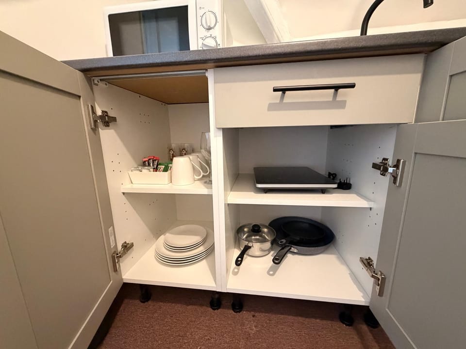 Budget Studio for 4 with Free Parking - 2nd floor Apartment hotel in Gosport