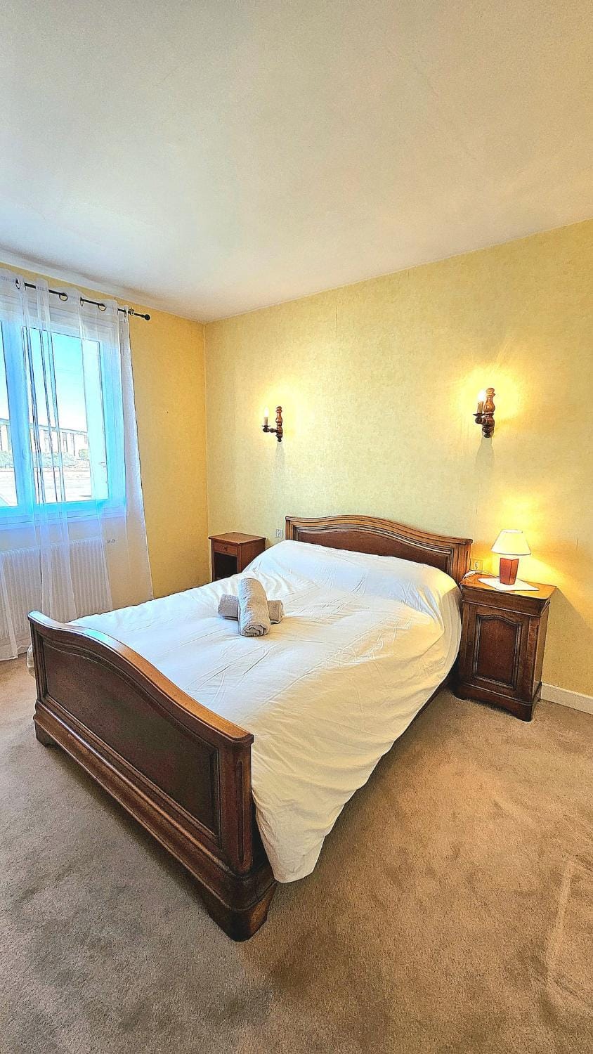 Photo of the whole room, Bedroom