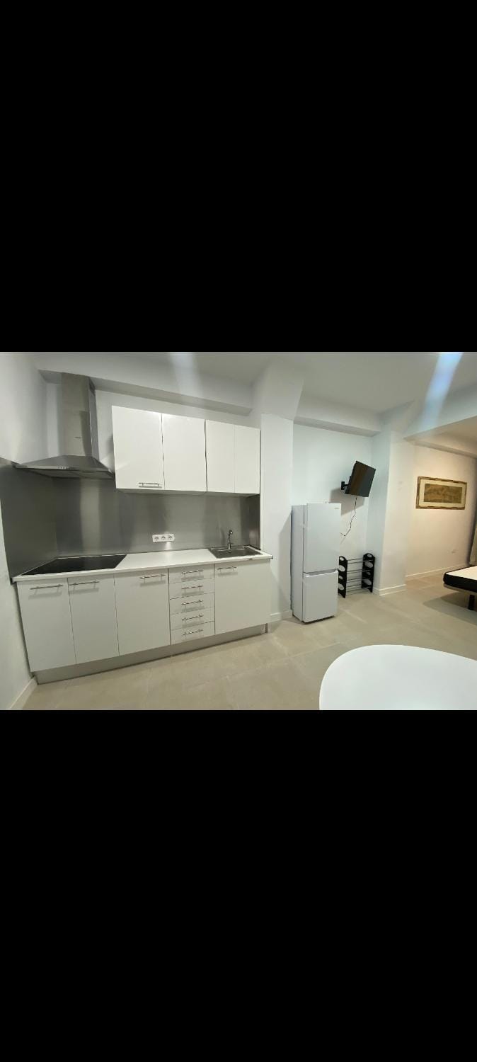 Kitchen or kitchenette, minibar