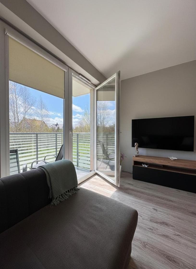Natural landscape, TV and multimedia, Living room, Seating area
