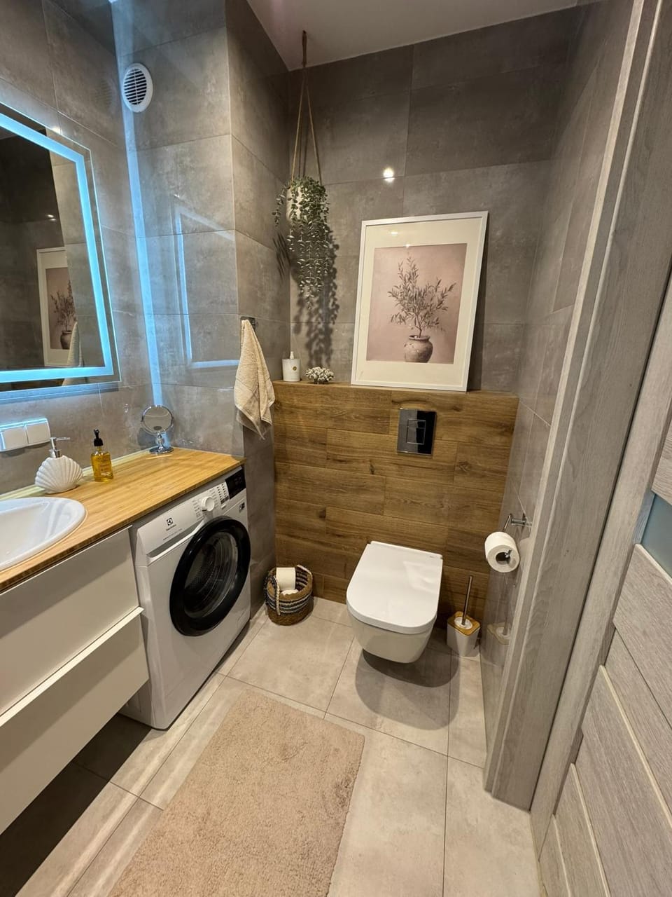 Shower, Toilet, Bathroom, towels, washing machine