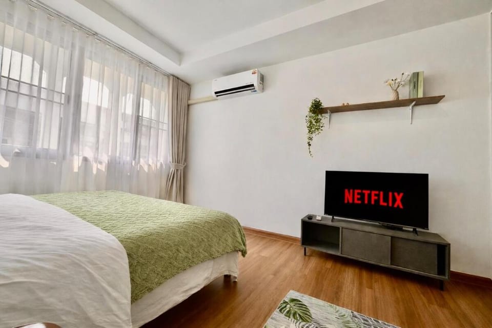 Communal lounge/ TV room, Bed, TV and multimedia, Photo of the whole room, Evening entertainment, Bedroom, air conditioner