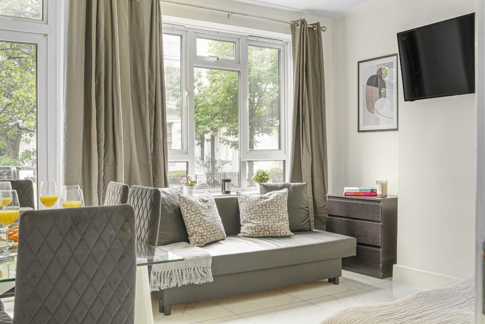 Communal lounge/ TV room, TV and multimedia, Living room, Seating area, Dining area