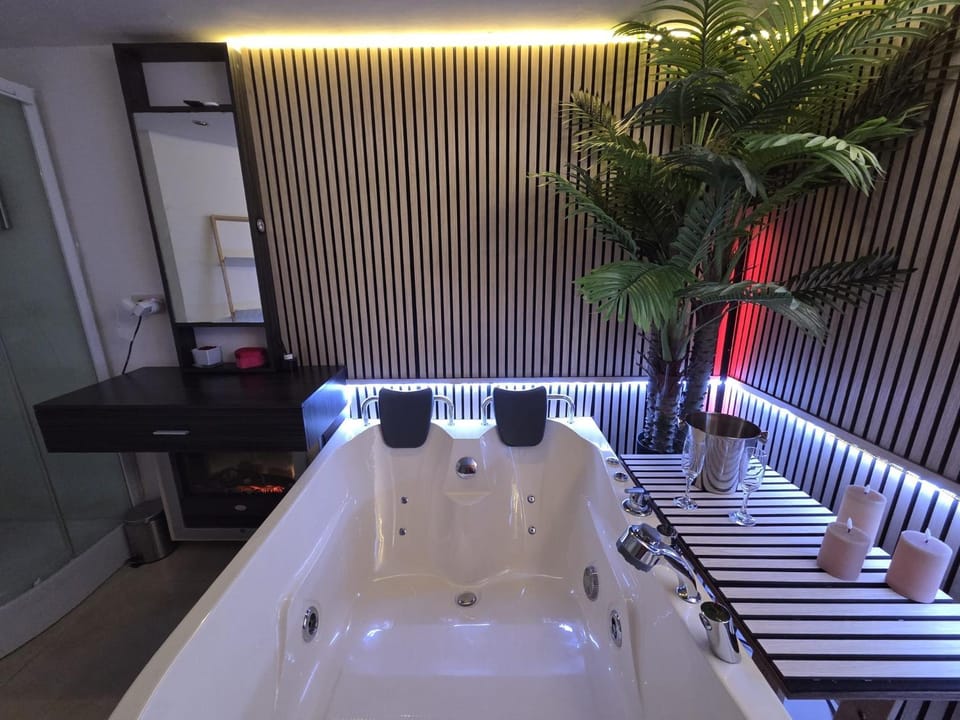 Shower, Property building, Hot Tub, Massage, Bathroom, Bath