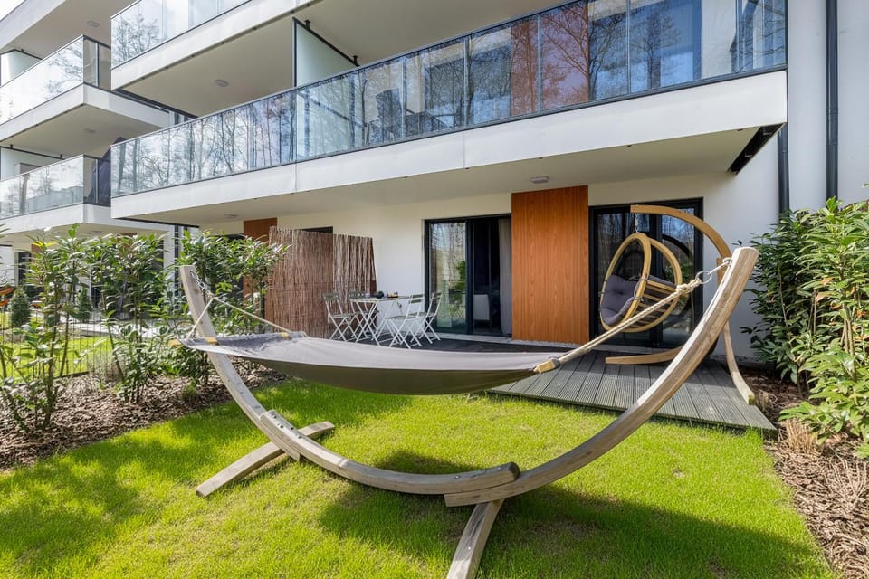 Property building, Patio, Day, Garden, Garden view, sunbed