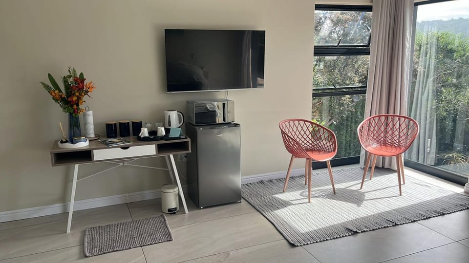 TV and multimedia, Kitchen or kitchenette, microwave