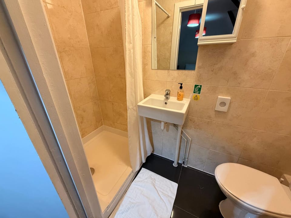 Budget Studio for 2 & Free Parking - 2nd floor Apartment hotel in Gosport