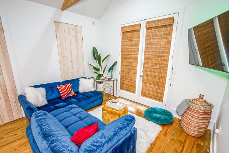 Vibrant Cottage with Parking Long Stays House in Ninth Ward