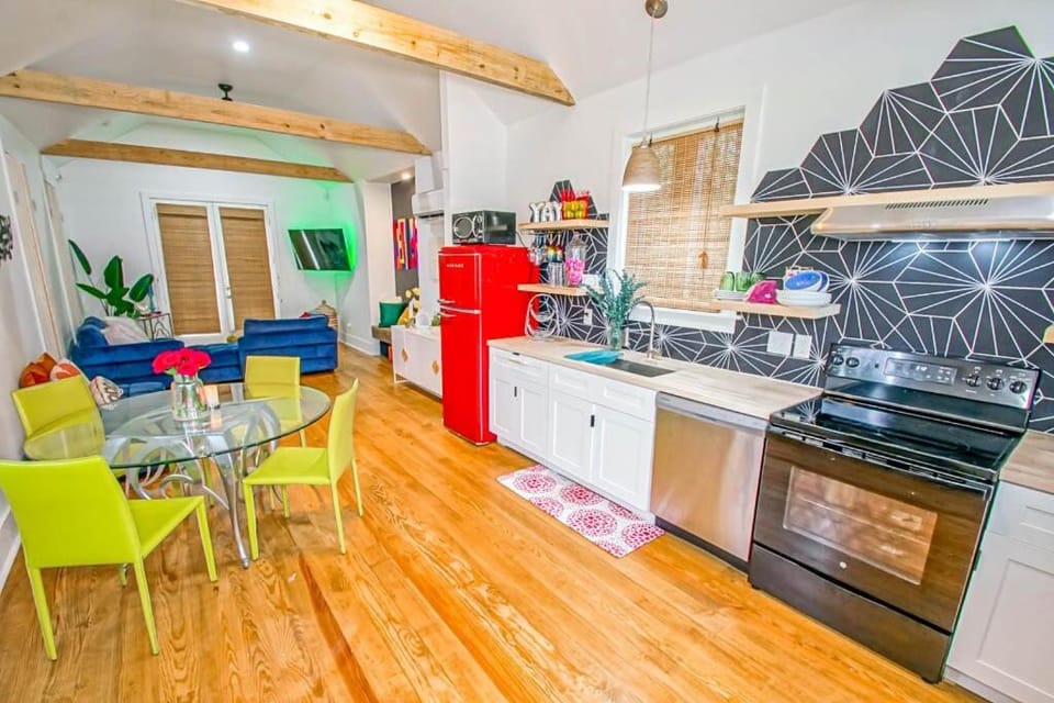 Vibrant Cottage with Parking Long Stays House in Ninth Ward