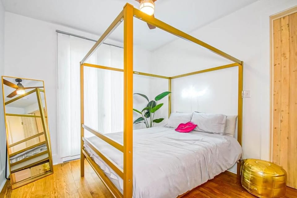 Vibrant Cottage with Parking Long Stays House in Ninth Ward