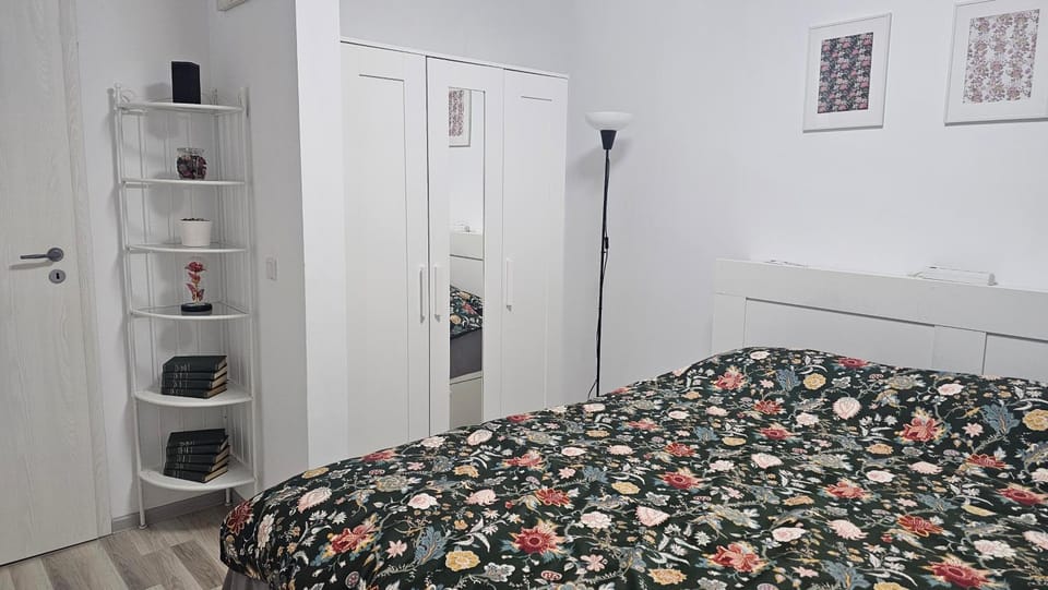 Modern Family Apartment, Free Parking, Self Check-In, Sleeps 5 Apartment in Bucharest