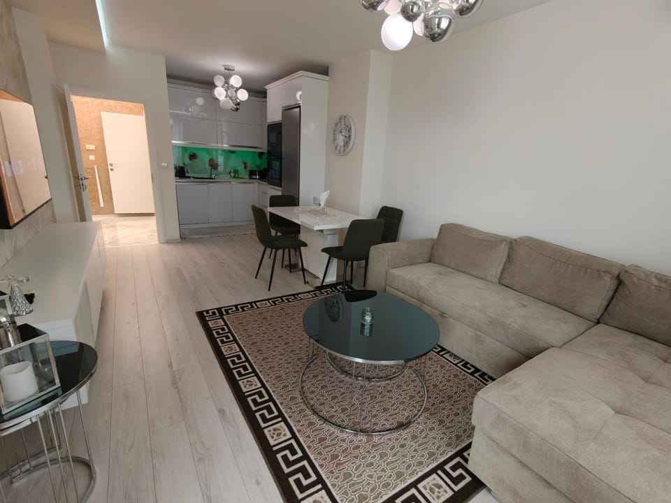 Saharov Fa - Spacious apt with a parking spot Apartment in Varna