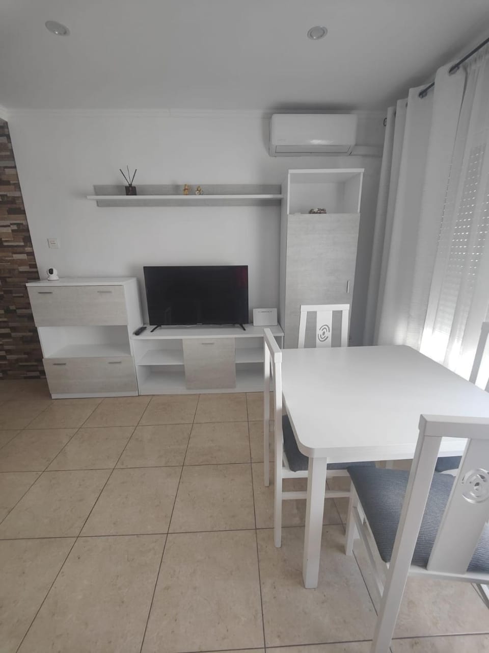TV and multimedia, Living room, Seating area, air conditioner
