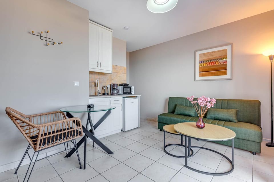 Coffee/tea facilities, Kitchen or kitchenette, Living room