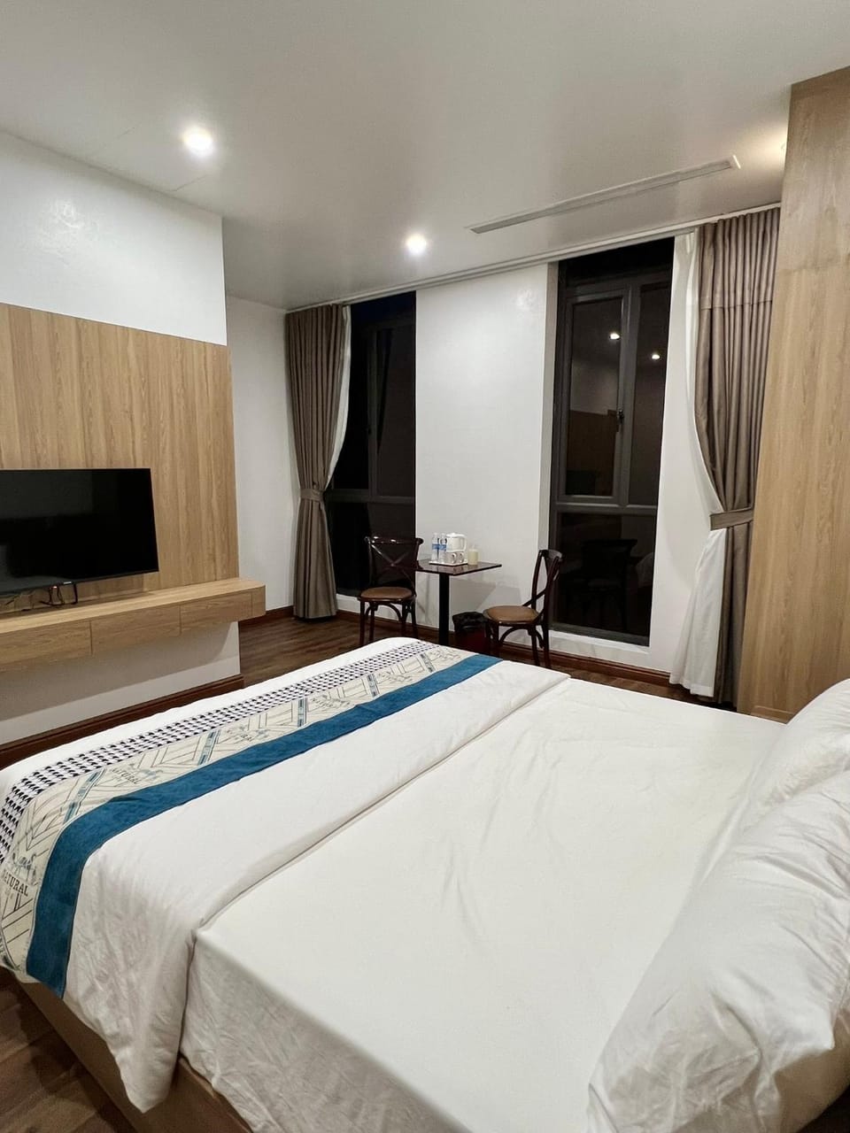 Bed, TV and multimedia, Photo of the whole room, Seating area, Bedroom