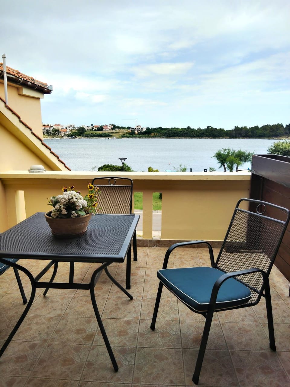 Beautiful room with bathroom first row to the sea with separate shared kitchen - Nin Apartment in Zadar County