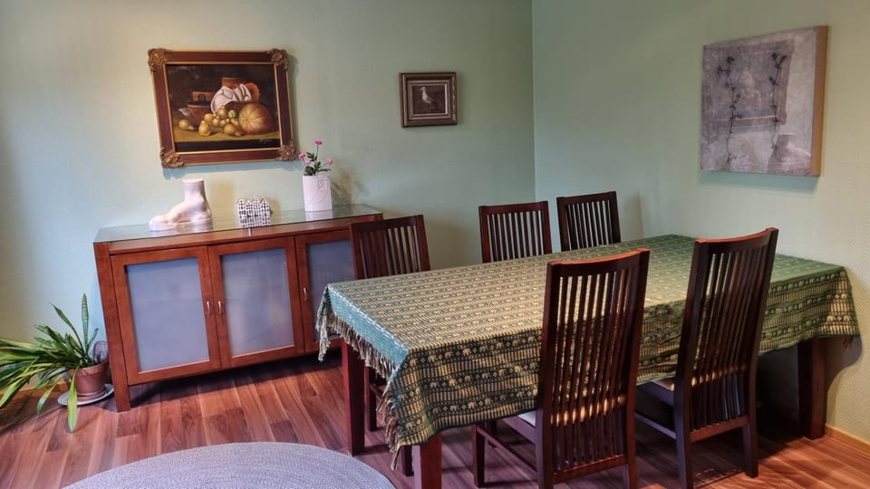 Seating area, Dining area