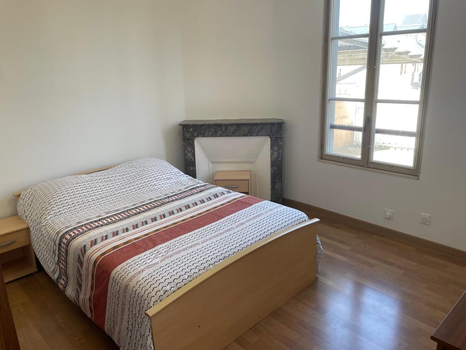 Photo of the whole room, Bedroom