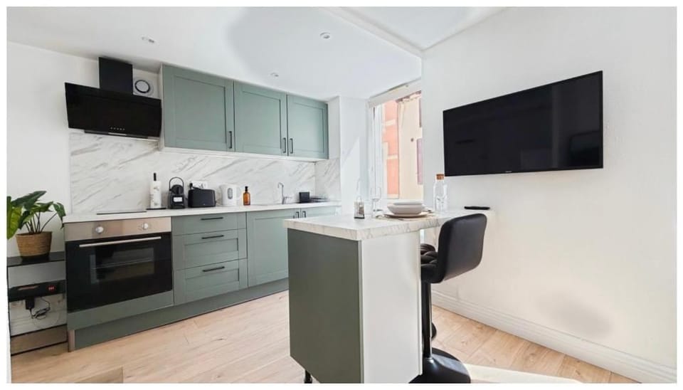 TV and multimedia, Kitchen or kitchenette, Dining area, oven, stove