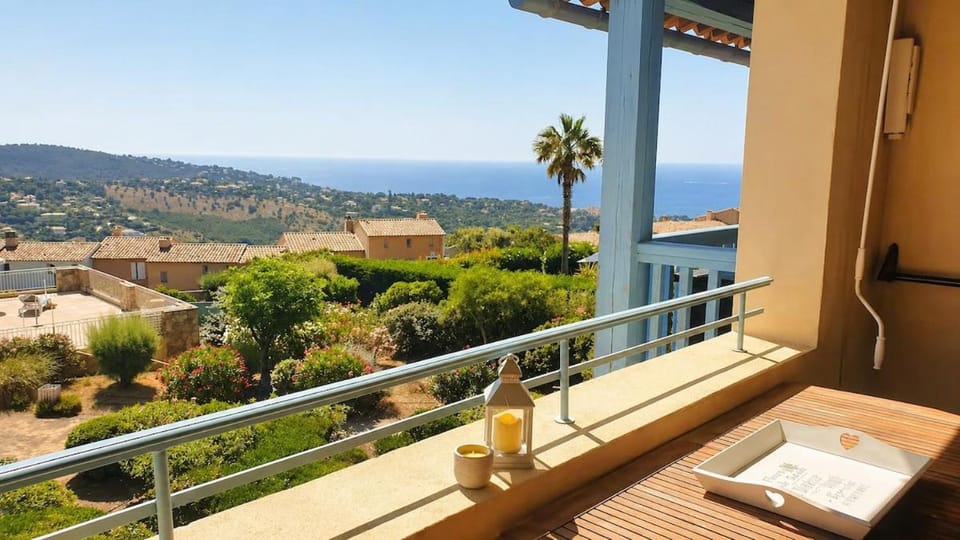 Lovely seaview apartment with pool and AC Apartment in Sainte-Maxime