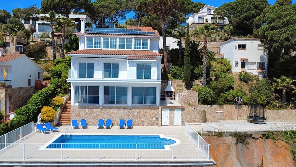 Property building, Balcony/Terrace, Swimming pool