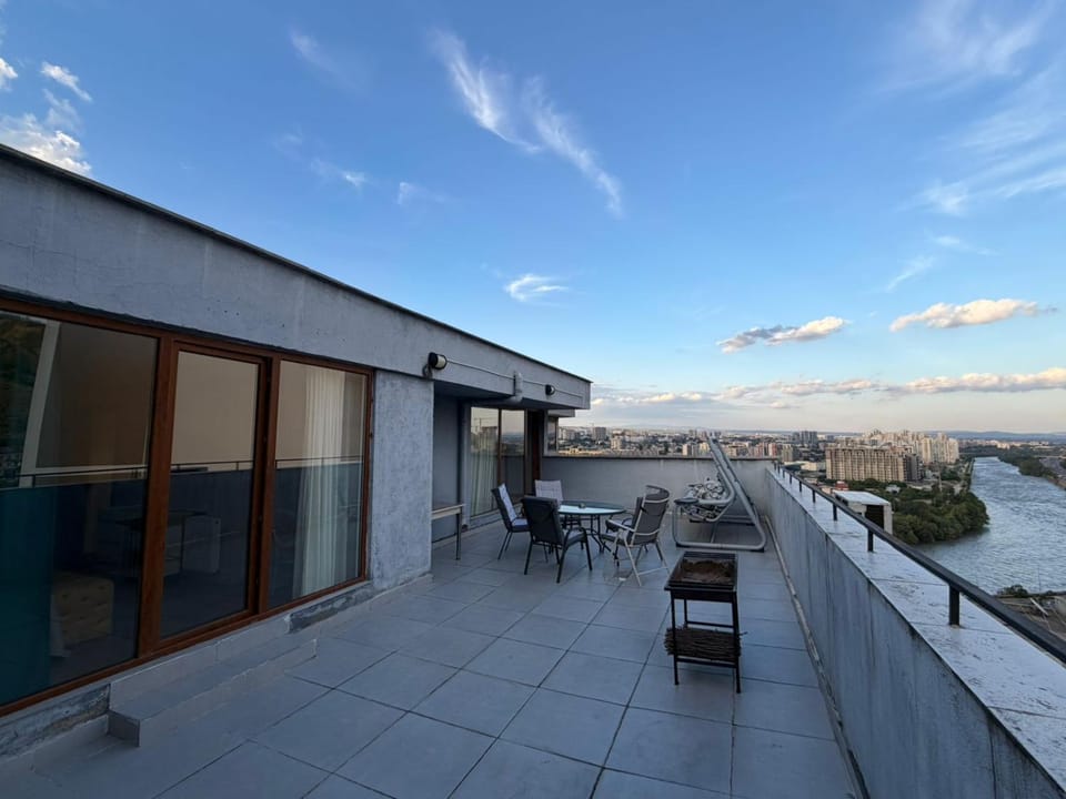 Balcony/Terrace, Area and facilities
