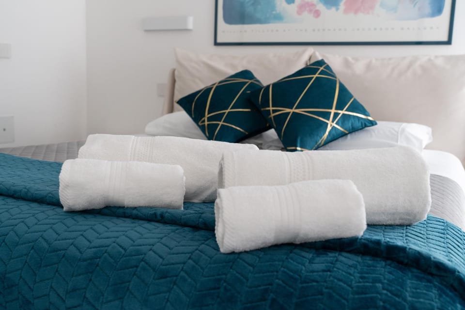 Bedroom, towels