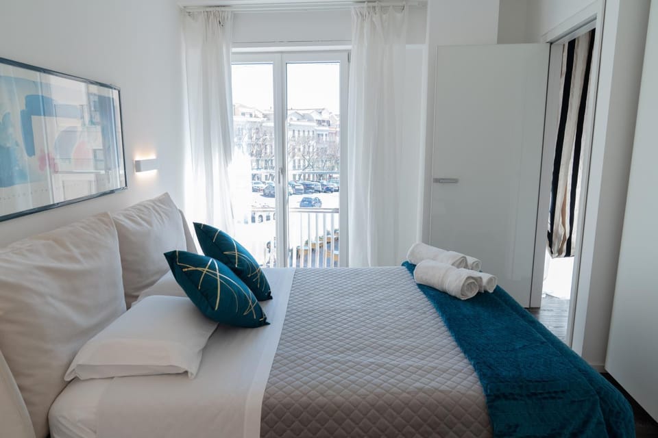 View (from property/room), View (from property/room), Bedroom, City view, City view