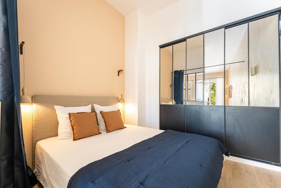 Photo of the whole room, Bedroom
