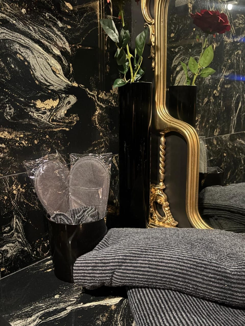 Suite érotique avec balnéo privée-pole dance-croix de Saint-André- balançoire et banc de soumission 10 min centre Montpellier Apartment in Castelnau-le-Lez