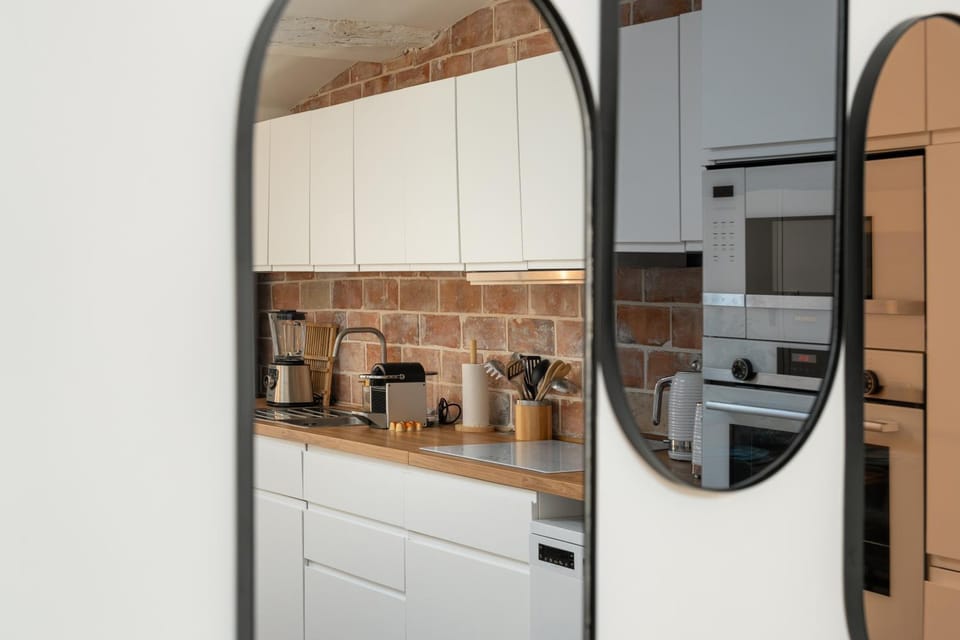 Coffee/tea facilities, dishwasher, microwave, oven, stove, stove, toaster, toaster, washing machine, washing machine, kitchen, kitchen