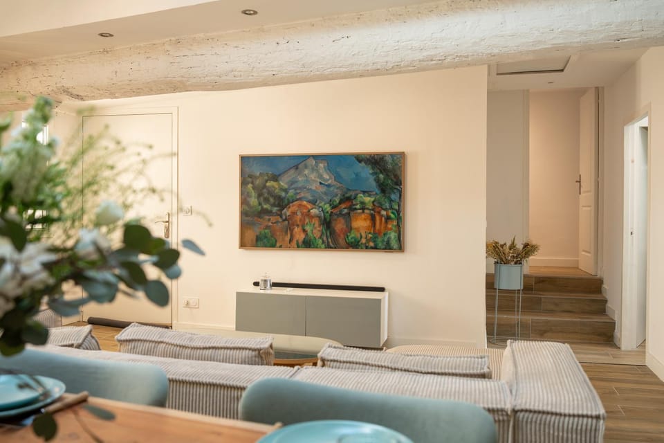 Living room, Decorative detail, Decorative detail, Seating area, concierge