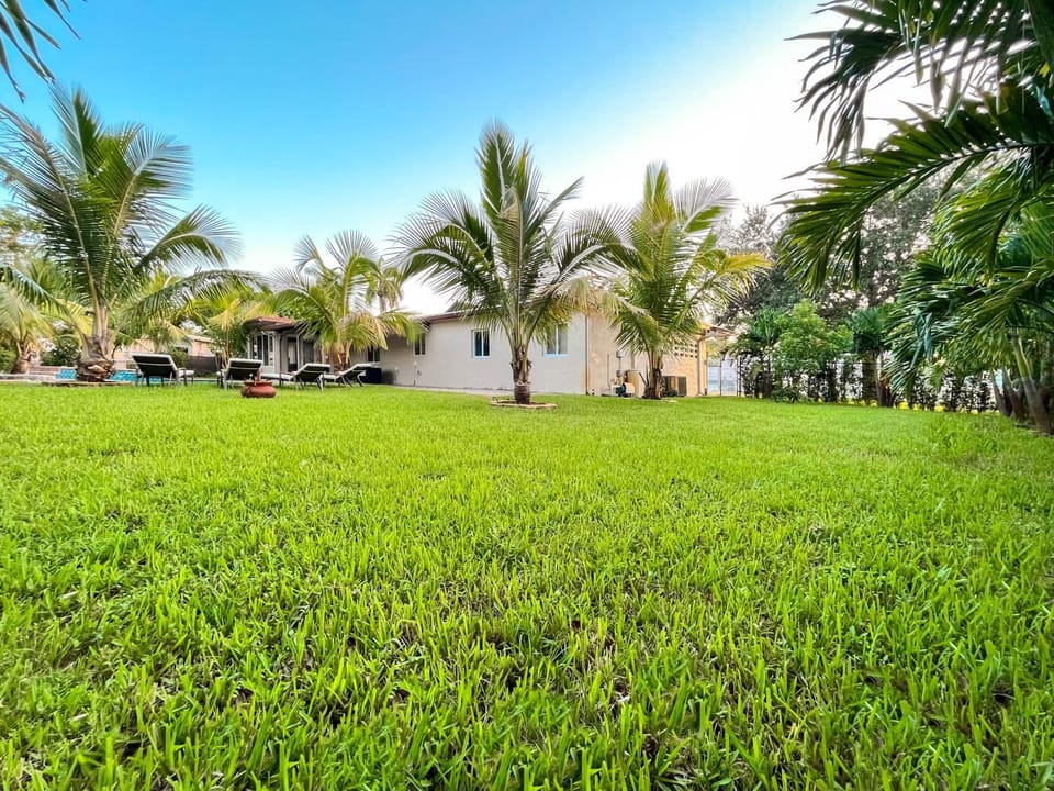Tranquil 4-bedroom house with heated pool and spa in Fort Lauderdale House in Fort Lauderdale