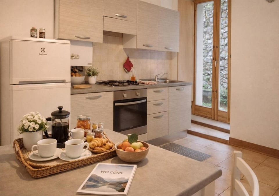 Coffee/tea facilities, Food and drinks, Dining area, Food, stove