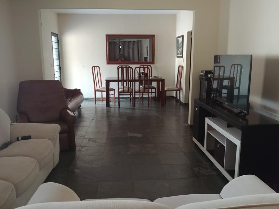 Chácara Silveira House in Ribeirão Preto