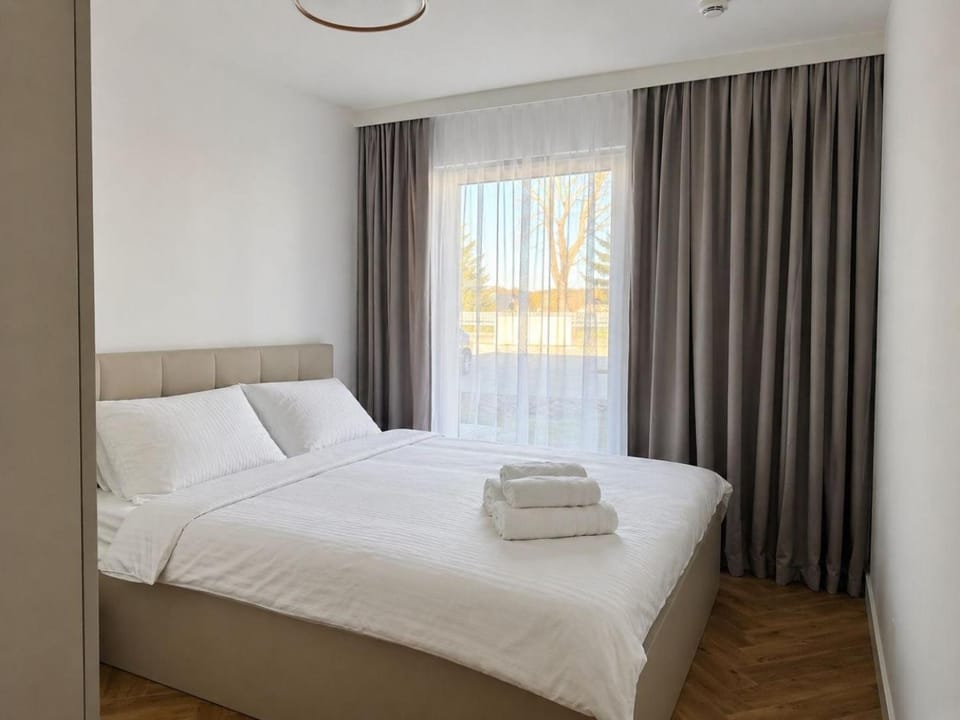 Bed, Bedroom, towels