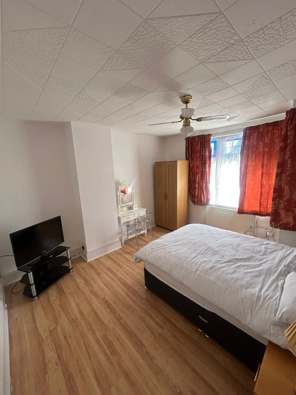 Photo of the whole room, Bedroom
