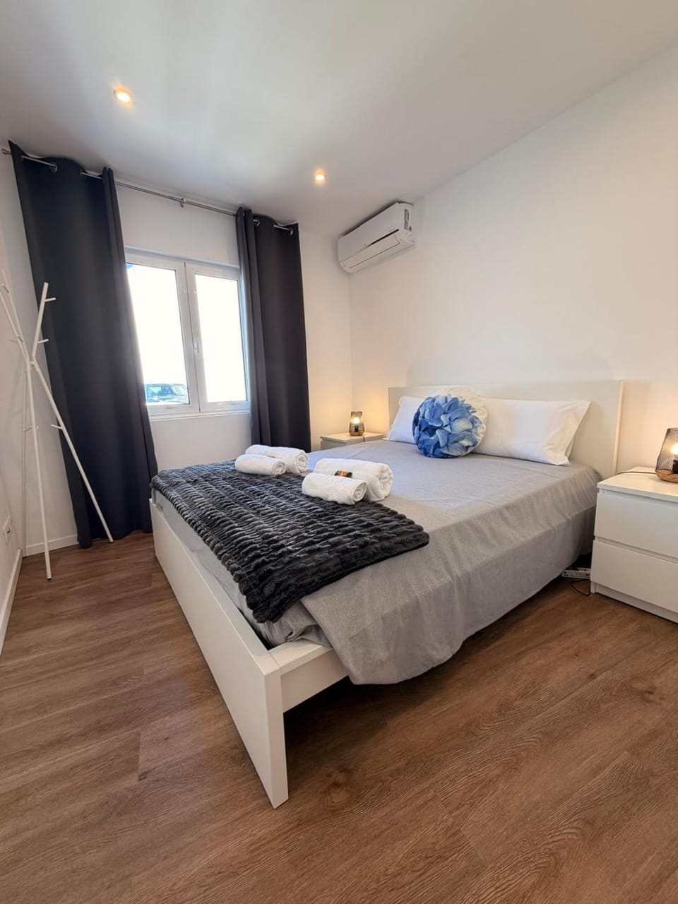 Bed, Bedroom, towels, air conditioner
