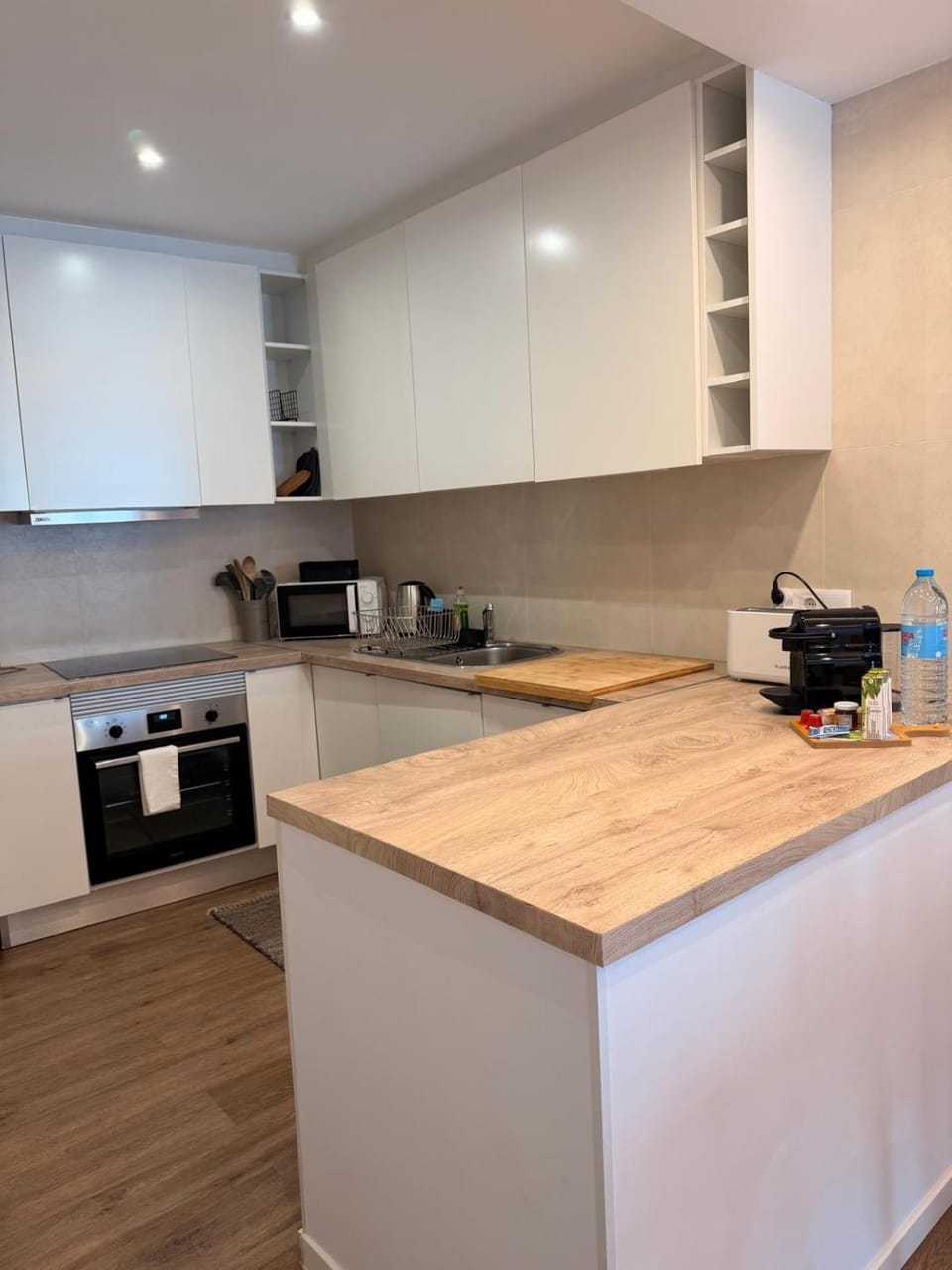 Coffee/tea facilities, Kitchen or kitchenette, microwave, oven, stove