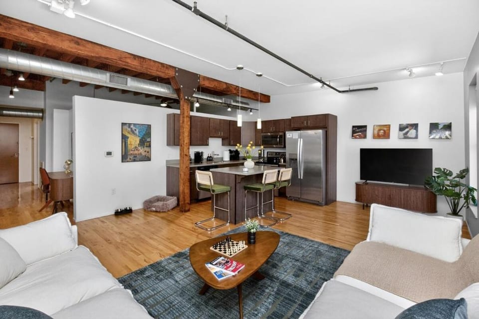 Top-Floor Loft , Downtown Views, Free Parking Apartment in Des Moines