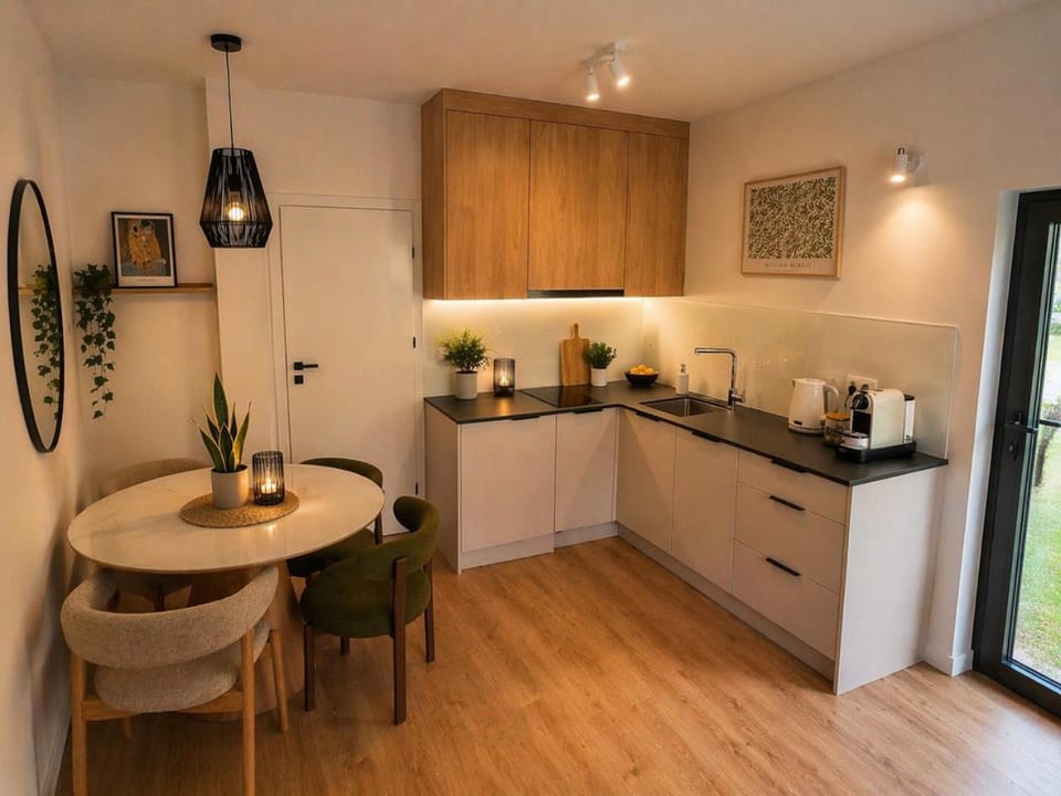 Coffee/tea facilities, Kitchen or kitchenette, Dining area, dishwasher, oven, stove
