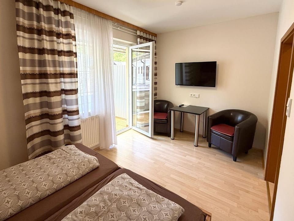 TV and multimedia, Seating area, Bedroom