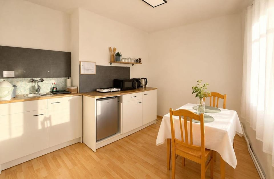 Coffee/tea facilities, Kitchen or kitchenette, Dining area, Communal kitchen, stove