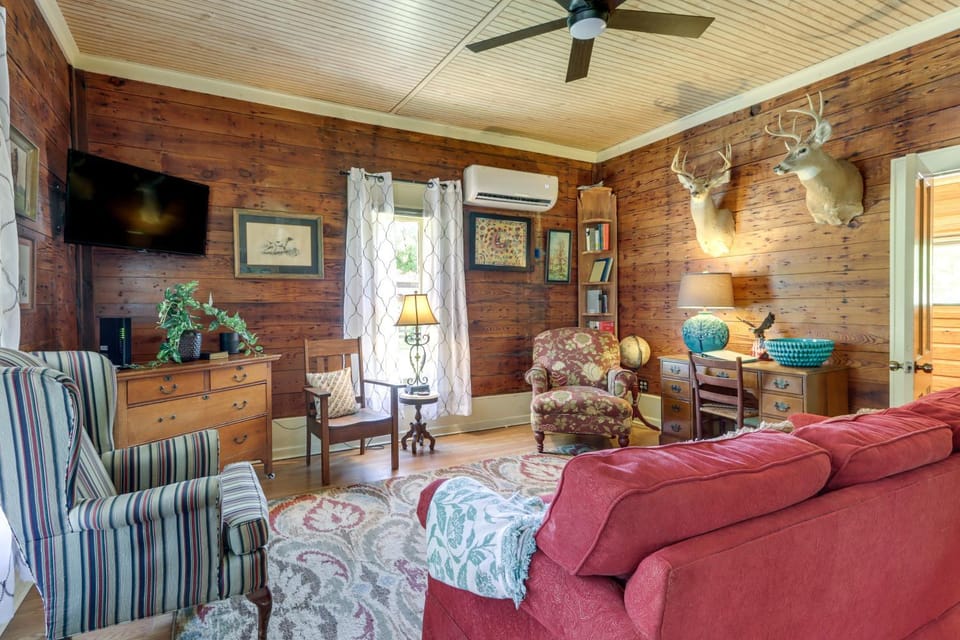 Vintage Charm + Outdoor Calm: Rural Arkansas Cabin Cabin in Arkansas
