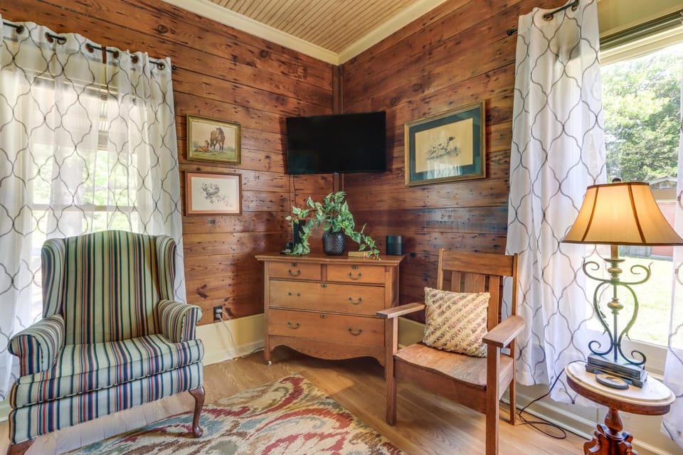 Vintage Charm + Outdoor Calm: Rural Arkansas Cabin Cabin in Arkansas