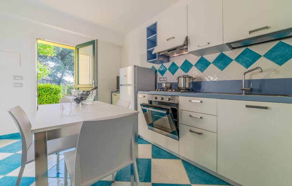 Kitchen or kitchenette, Dining area, Lunch, oven, stove
