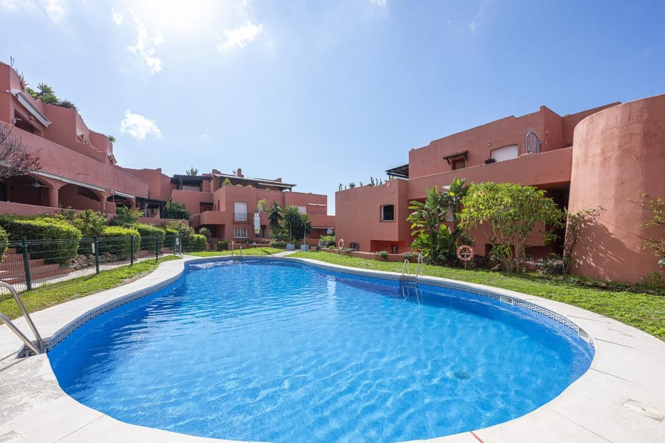 Encantador apartamento con balcón, piscina y vista al mar Apartment in Marbella